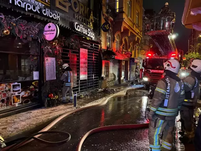 Beyoğlu'ndaki Otelde Yangın: Turistler Tahliye Edildi