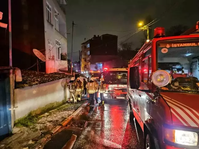 Beyoğlu'nda Yangın: Gecekondu Kullanılamaz Hale Geldi