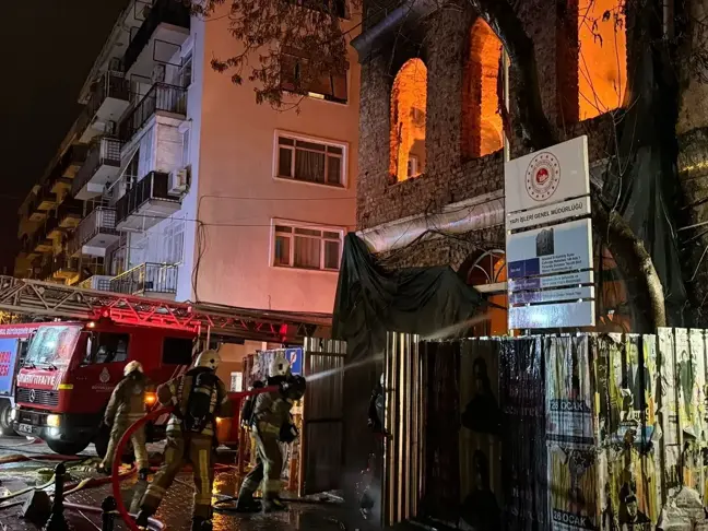 Kadıköy'de Tarihi Binada Yangın: 1 Ölü