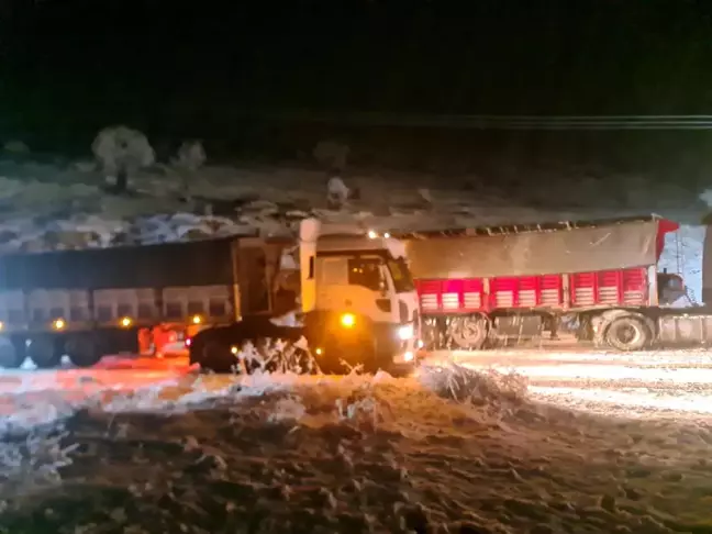 Mardin'de Kar Yağışı Nedeniyle Derik Yolu Kapandı