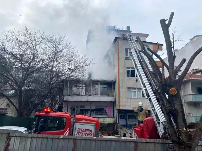 Küçükçekmece'de Gecekonduda Yangın: Maddi Hasar Oluştu