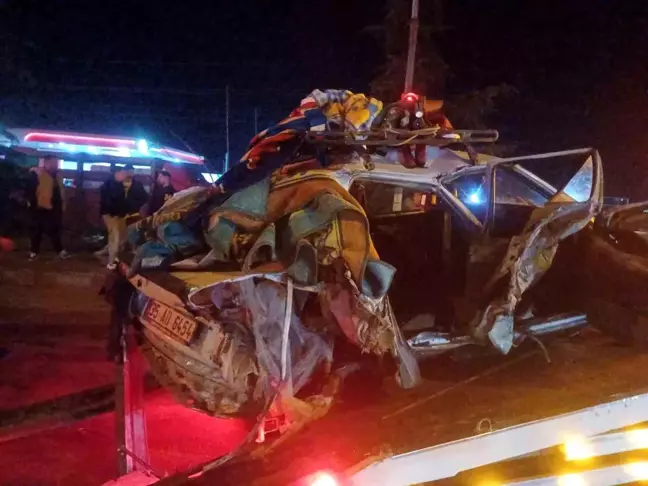 Manisa'da korkunç kaza: Otomobiller hurdaya döndü, 2 ağır, 5 yaralı