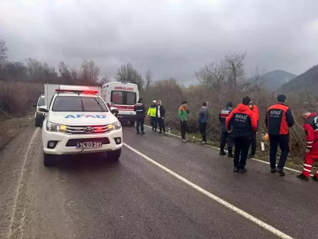 Bartın'da Yağış Nedeniyle Otomobil Şarampole Devrildi