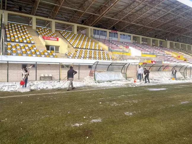 Muş Şehir Stadyumu'nda Kar Temizleme Çalışmaları Tamamlandı