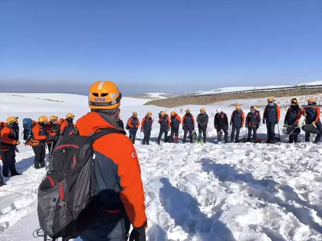 Van'da Çığda Arama Kurtarma Eğitimleri Devam Ediyor