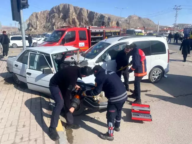 Van'da Trafik Kazası: 3 Yaralı