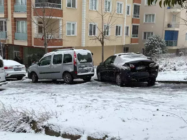 İstanbul'da Kar Yağışı Sebebiyle Yokuşta Zincirleme Kaza