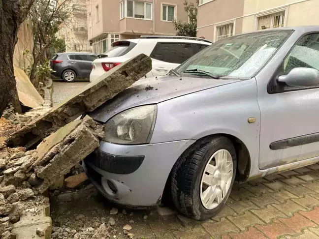 Kadıköy'de Otoparkta Araç Üzerine İstinat Duvarı Düştü