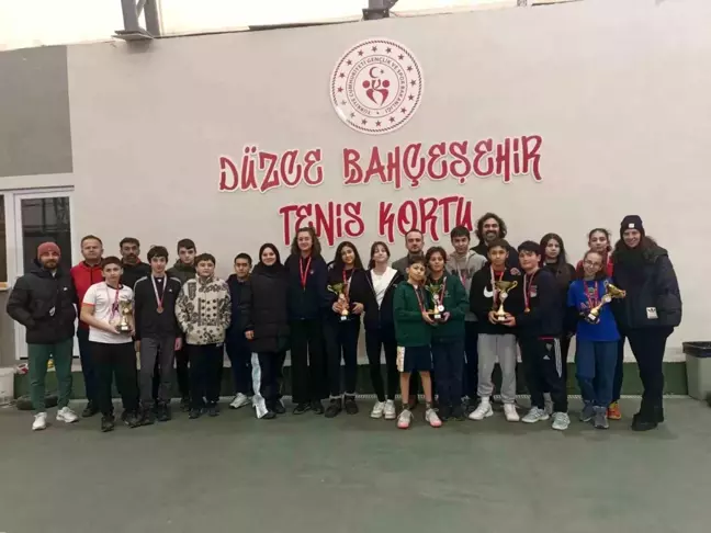 Düzce'de Okul Sporları Yıldızlar Tenis Müsabakalarında Dereceler Belli Oldu