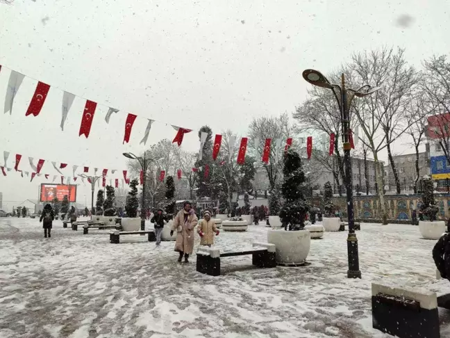 Sultangazi Karla Kaplandı, Çocuklar Kar Sevinci Yaşadı