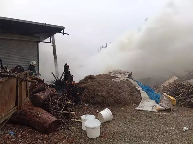 Hatay'da İş Yerinin Odunluğunda Yangın