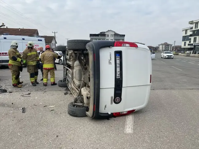 Düzce'de hafif ticari araç ile otomobilin çarpıştığı kazada 2 kişi yaralandı