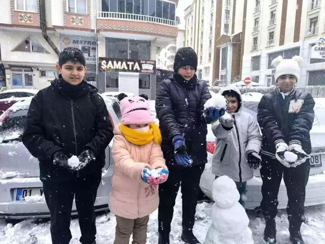 Kırşehir'de Kar Yağışı Çocukların Yüzünü Güldürdü