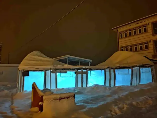 Malatya'da Ayağı Seken Mescit Çadırı Kar Yağışına Dayanamadı