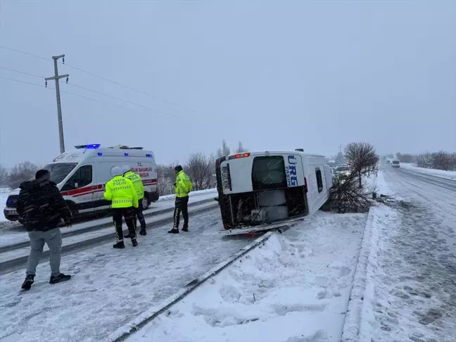 Nevşehir'de Yolcu Minibüsü Devrildi, 6 Yaralı