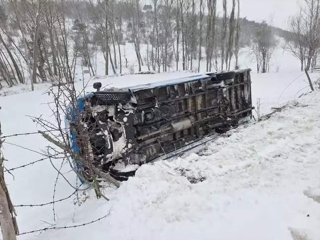 Tokat'ta Öğretmen Servisi Devrildi: 2 Yaralı