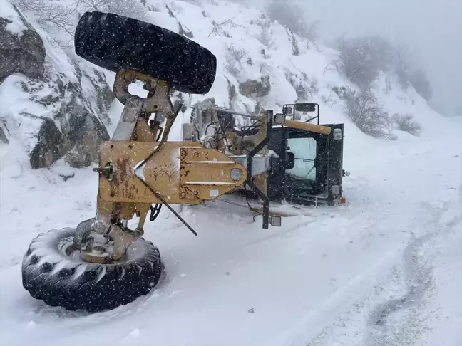 Yozgat'ta Kar Küreme Aracı Devrildi, Sürücü Yaralandı