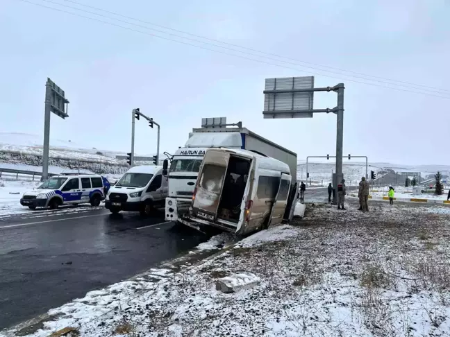 Ağrı'da Trafik Kazası: 8 Yaralı