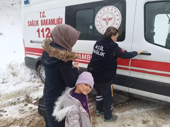 Amasya'da Kar Engeline Rağmen Hasta Ambulansla Hastaneye Ulaştırıldı