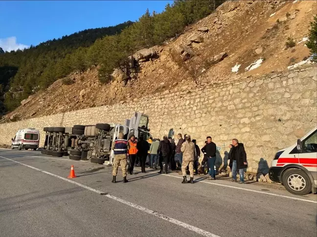 Gümüşhane'de Tır Devrildi: 2 Yaralı