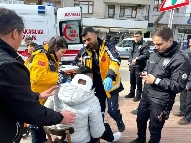 İznik'te Motosiklet ile Otomobil Kafa Kafaya Çarpıştı, Yaralı Var