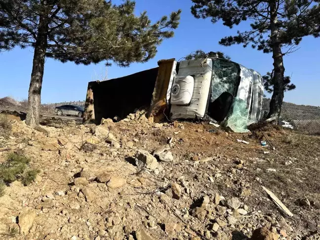 Kastamonu'da Buzlu Yolda Kamyon Devrildi: Sürücü Yaralandı