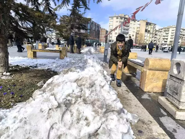 Kırşehir'de Kar Tatili: Çocuklar Oyun Oynadı