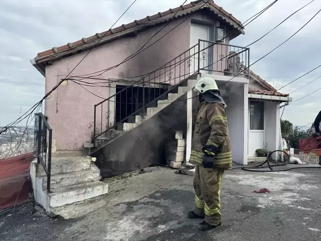 Sarıyer'de İki Katlı Evde Yangın Çıktı, İtfaiye Ekipleri Müdahale Etti