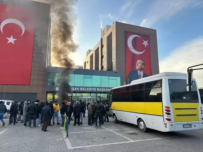 Uşak'ta Dolmuş Sürücülerinden Belediye Önünde Eylem