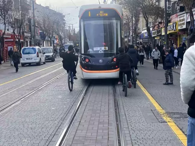 Eskişehir'de Bisikletli Çocukların Tramvaya Tutunması Endişe Yarattı