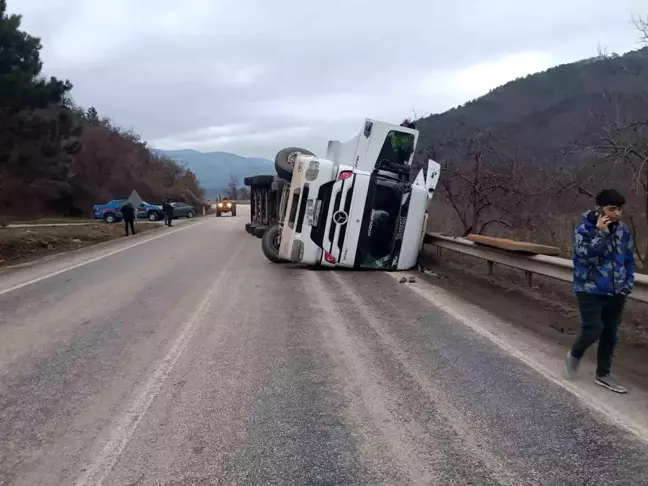 Bolu'da Kömür Yüklü Tır Devrildi, Trafik Kontrollü Olarak Sağlandı