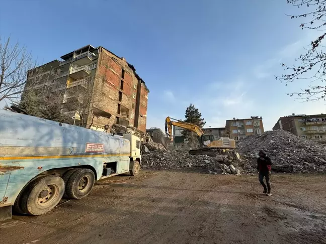 Malatya'da Yıkım Sırasında Apartmana Zarar Verildi, Bina Tahliye Edildi