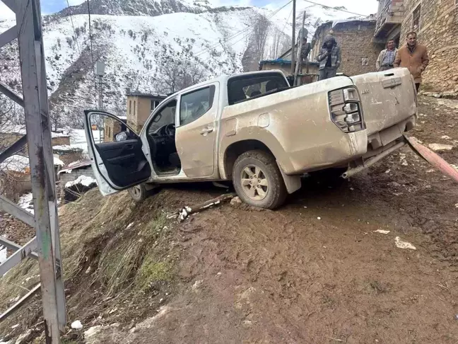 Siirt'te Şarampole Yuvarlanan Araç Kurtarıldı