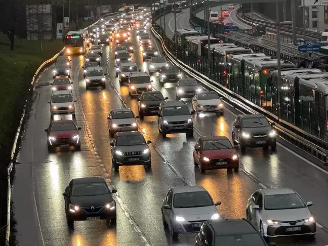 İstanbul'da haftanın ilk günü yağışla birlikte trafik çilesine dönüştü