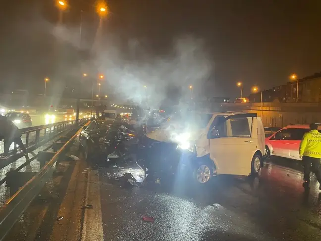 İstanbul'da Zincirleme Trafik Kazası: 2 Yaralı