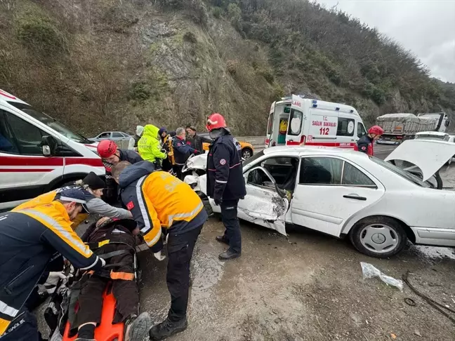 Bariyere Çarpan Otomobilde İki Yaralı