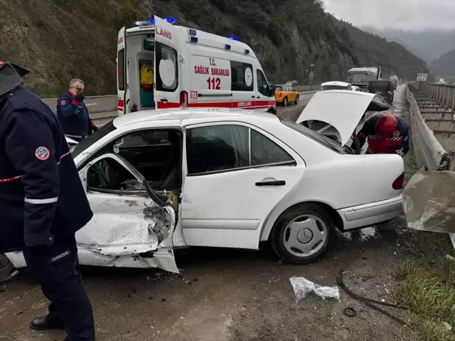 Sakarya'da Trafik Kazası: Biri Öldü, Biri Yaralandı