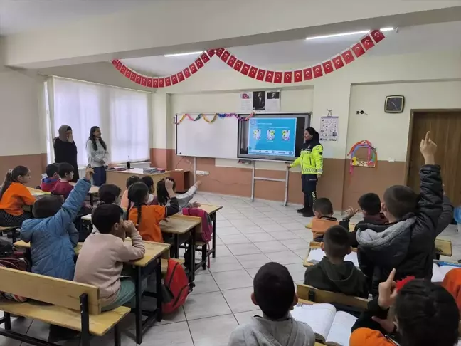 Öğrencilere Trafik Eğitimi Verildi