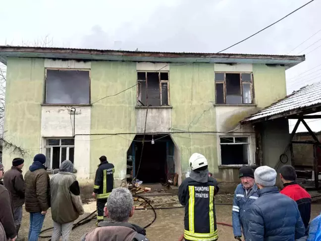 Kastamonu'da Yangın: İki Katlı Ev Kullanılamaz Hale Geldi