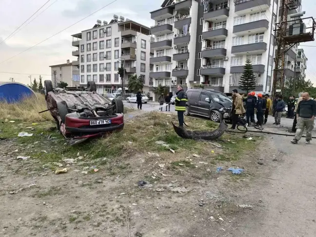 Hatay'da Hafif Ticari Araç ile Otomobil Çarpıştı: 3 Yaralı