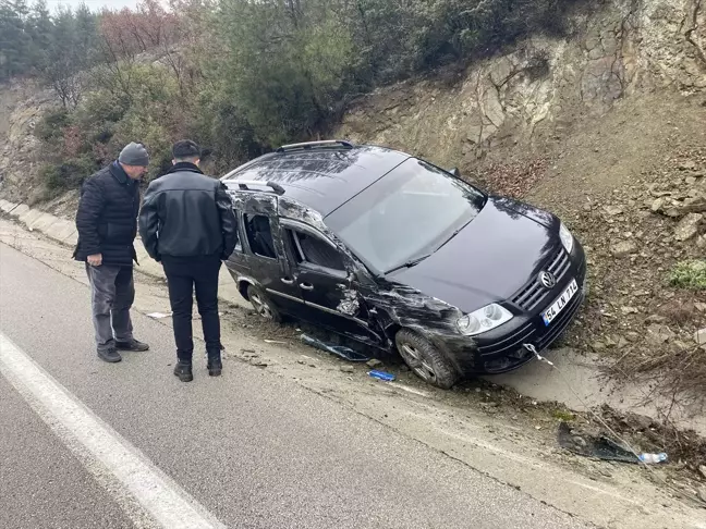 Taraklı'da Hafif Ticari Araç Su Kanalına Devrildi: 1 Yaralı