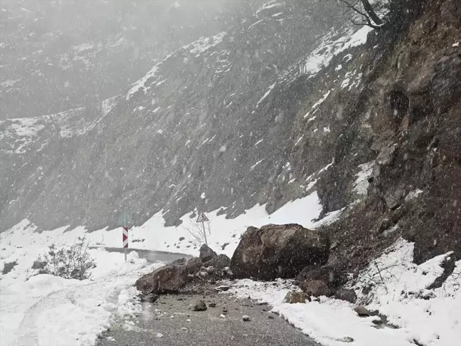 Samsun Yakakent'te Yol Çöktü, Kaya Parçaları Ulaşıma Engel Oldu