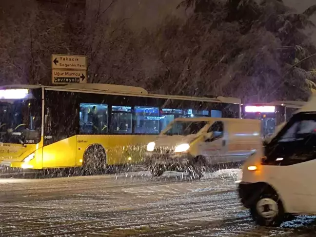 İstanbul'da Kar Yağışı Ulaşımı Olumsuz Etkiledi