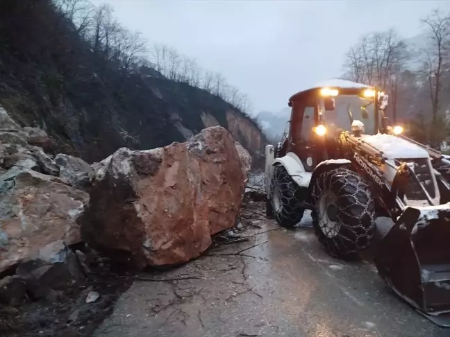 Heyelan Sonrası Altınordu'da Yol Yeniden Ulaşıma Açıldı