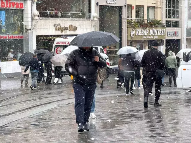 İstanbul'da Kar Yağışı Başladı