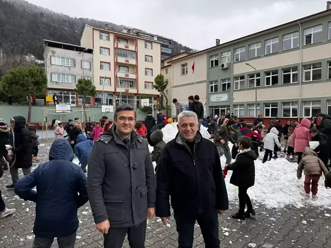 Çocuklar İçin Kar Sürprizi: Çatalzeytin Belediyesi Kamyonla Kar Getirdi