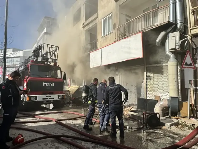 Muratpaşa'da Matbaa Deposunda Yangın Çıktı