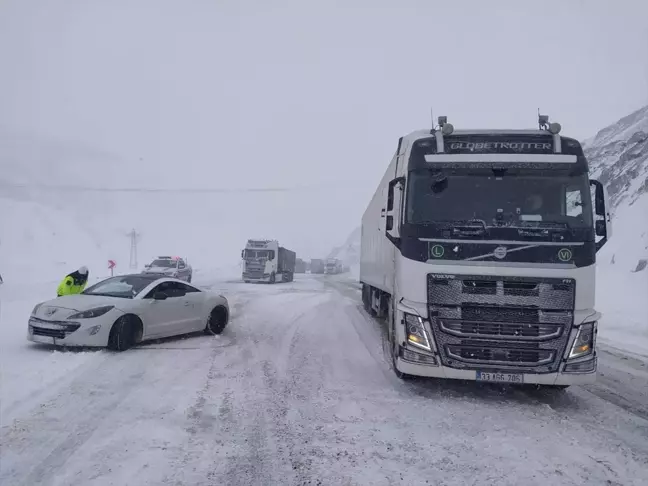 Erzurum'da Kar Fırtınası: 143 Kişi Jandarma Tarafından Kurtarıldı