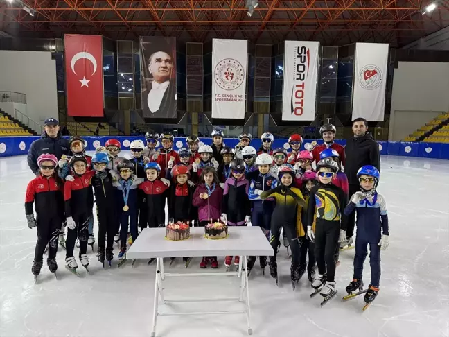 Kocaeli Buz Pateni Sporcuları Başarılarını Pasta Keserek Kutladı