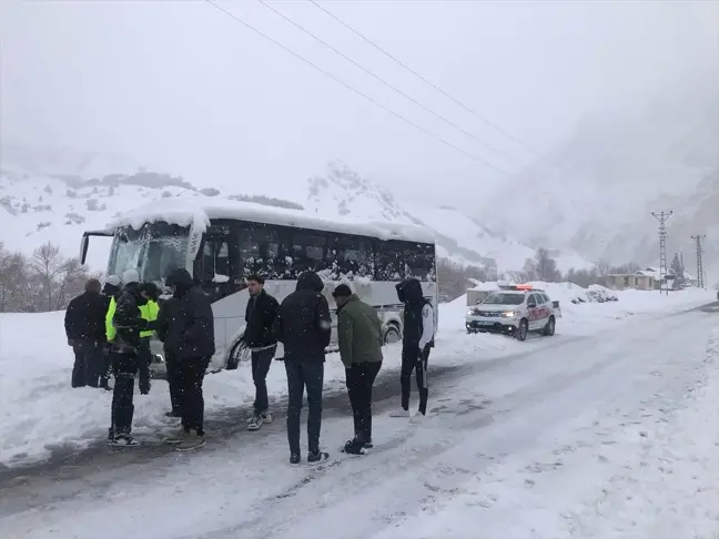 Tunceli'de Yoğun Kar Nedeniyle 29 Kişi Mahsur Kaldı, Jandarma Kurtardı